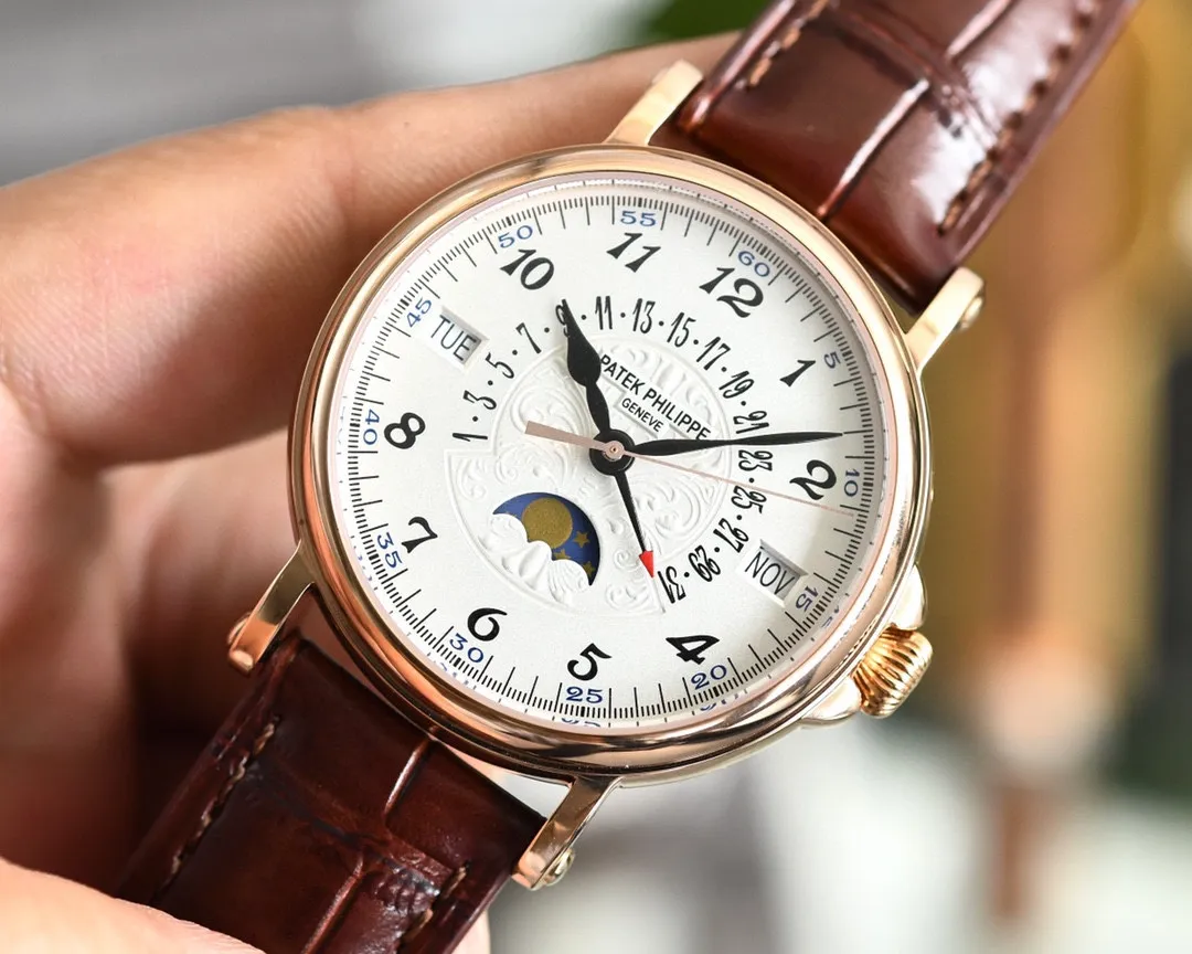【Top Replica】💰5300! Patek Philippe's classic super complex multi-function 5159 perpetual calendar series watch is elegant! 1⃣️[Wonderful details and advantages] The size of this watch is 38mm. The reasonable size and lug design make it suitable for the public to wear. Whether you have a big wrist or a small wrist, there is no pressure to wear it. Half of it is exposed outside the cuffs when you move. For successful people and business wear, this watch will definitely give you face and confidence. Heart, the feeling of getting started is the comfortable wearing feeling and the weight of a small gold watch. You can all realize that owning it is the real winner in life. This watch is worth [applause][strong][strong][strong][666] 1. Case polishing: In order to pursue the effect of genuine warm and jade-like, PPF watchmakers polish it carefully and work slowly to produce fine work. 2. The connection mechanism between the stamped cover and the shell has a crisp feel that is comparable to the genuine product, and the stamped back cover improves the waterproof performance. 3. The scales and hands are treated with the latest precious metal plating process, and the effect is even better. 4. "Pot lid type" slightly convex sapphire watch mirror, the shape is consistent with the original product, the effect is transparent, and the time can be clearly distinguished. 5. The precious metal stamp is three-dimensional and standard, clear and vivid! 2⃣️【Leading the era of all-in-one computers】Using a customized version of Cal.324 all-in-one computer - thinner, more stable, and more like. The most important thing is that the degree of simulation has skyrocketed. 3⃣️【Strap】Classic Italian calfskin strap with clear texture and good texture. Paired with the top Patek Philippe lantern clasp on the market, it is universal and original without any pressure. Let it have more design elements of formal Patek Philippe [strong][666][666][666]! PPF. Factory is elegant and enduring, timeless classic, low-key and perfect, a gentleman in the watch! Welcome for your tasting! Each watch is delivered with a dedicated adjustment needle, in order to make the majority of watch lovers trust that this high-end product is worth owning🔥